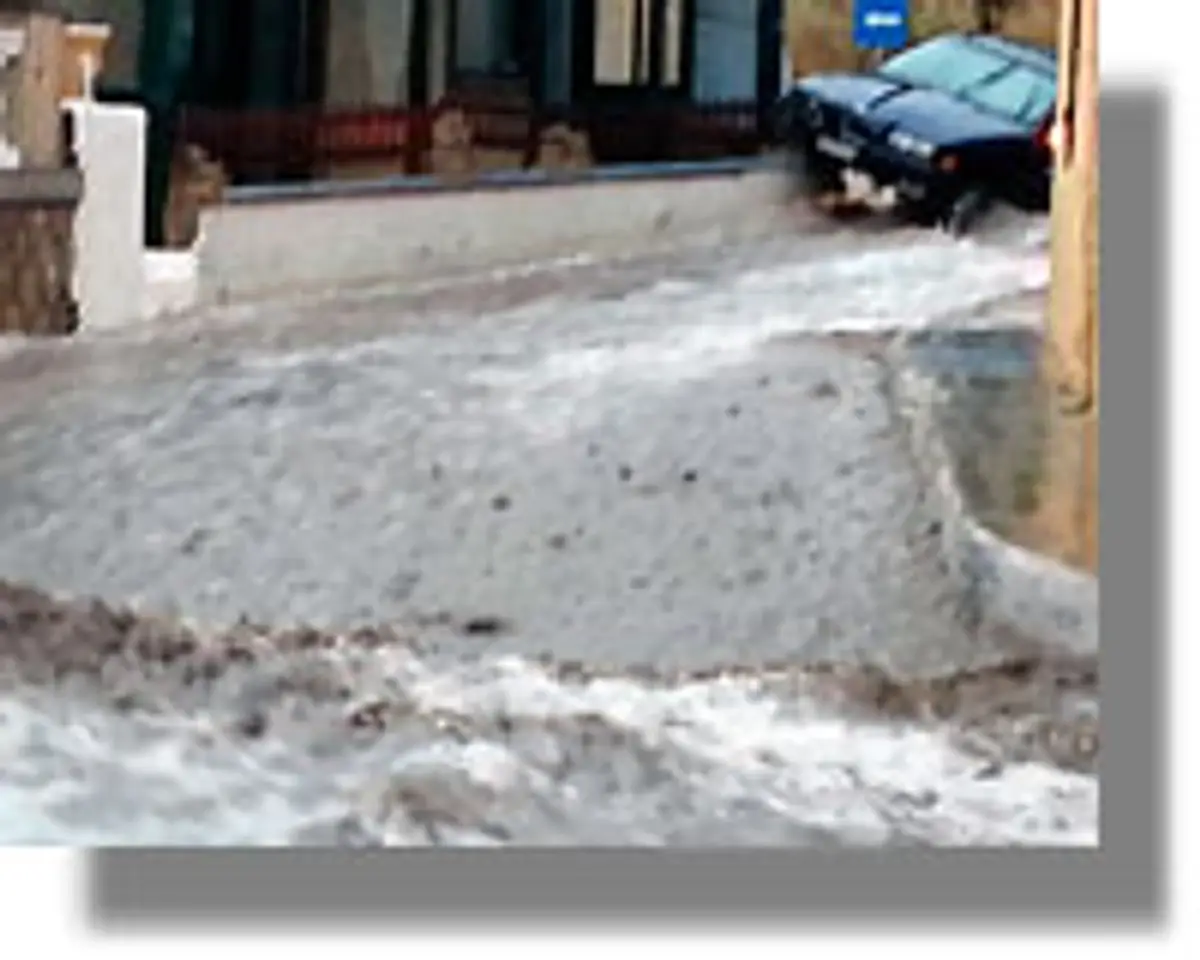 Παρασύρθηκαν οχήματα στη Λέρο από τη δυνατή βροχόπτωση!