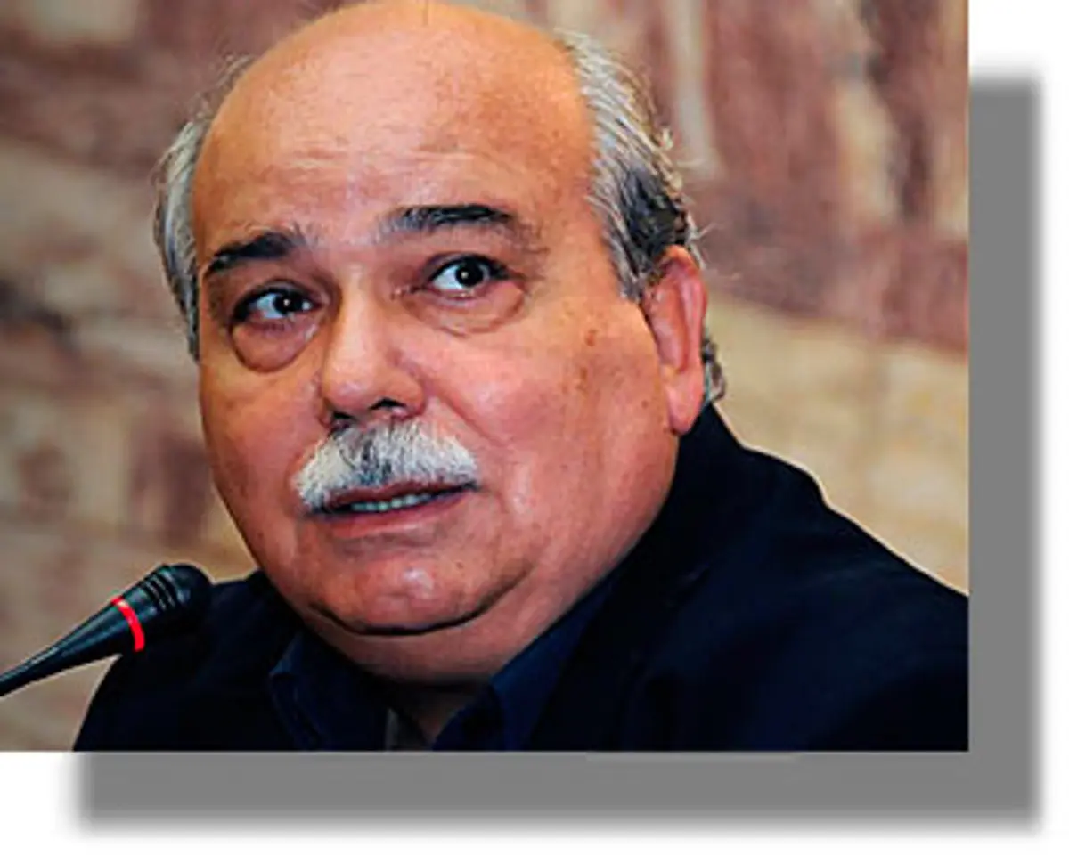 Ο Βούτσης «καταργεί» τις Αποκεντρωμένες Διοικήσεις – Κίνηση-ματ υπέρ των αιρετών Περιφερειών