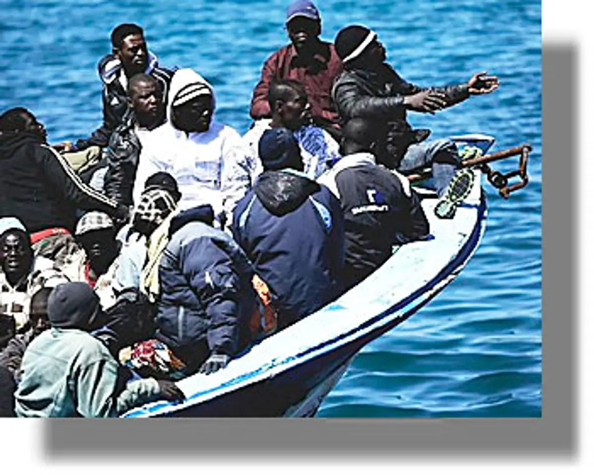 Λέμβος με είκοσι εννέα παράνομους μετανάστες έφτασε έξω από τη Λέρο!