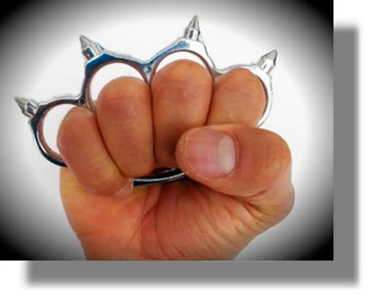 ΚΑΛΥΜΝΟΣ: 34χρονος συνελήφθη στο αεροδρόμιο επειδή είχε κρυμμένη σιδερογροθιά!