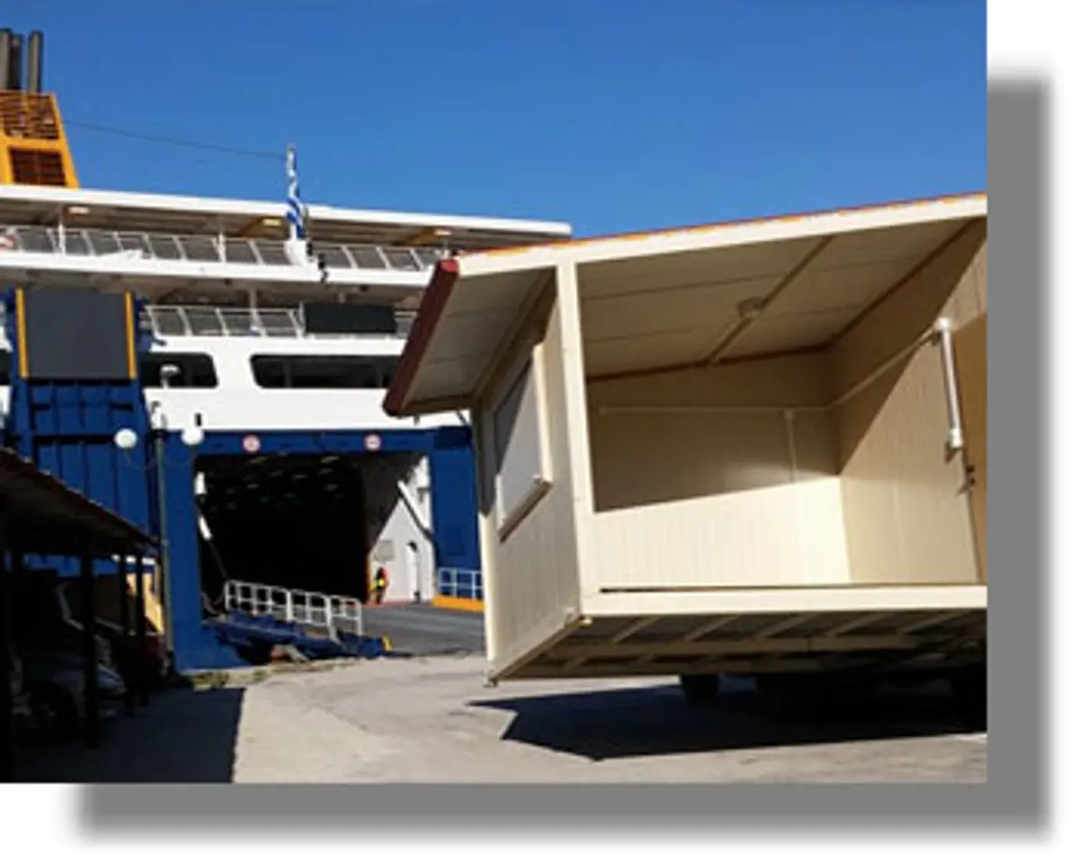 Λέρος: Με το «Blue Star» μεταφέρθηκαν στο νησί 40 οικίσκοι για τους μετανάστες