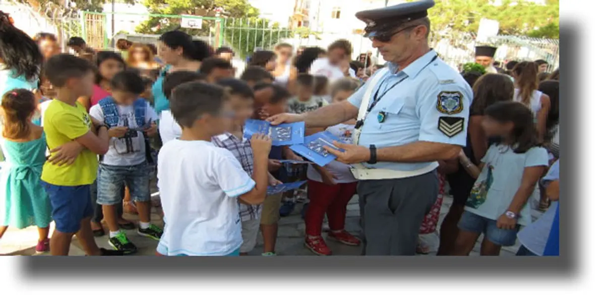 Ενημερωτικά φυλλάδια διένειμαν τροχονόμοι σε γονείς και μαθητές δημοτικών σχολείων στo Νότιο Αιγαίο