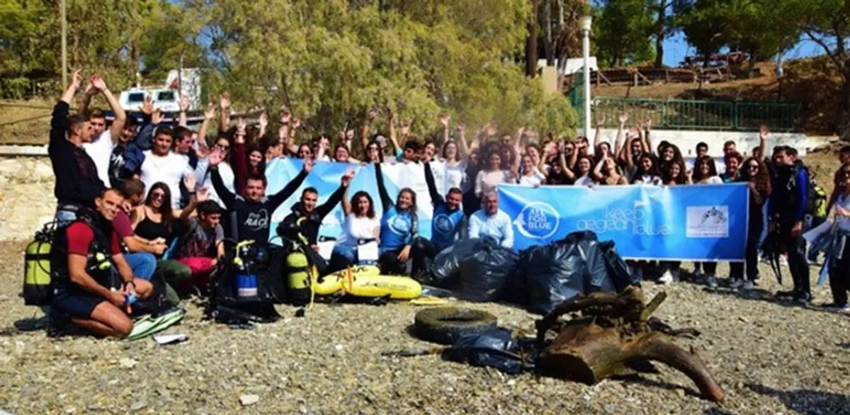 ΛΕΡΟΣ: Περισσότερα από 600 κιλά σκουπίδια έβγαλαν από παραλία της Λέρου 55 μαθητές Λυκείου και δύτες