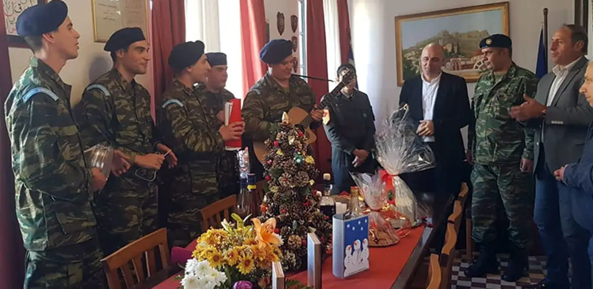 Λέρος: Τα Χριστουγεννιάτικα κάλαντα στο Δημαρχείο από τη Δημοτική Φιλαρμονική και στρατεύσιμους του 899 ΤΕ