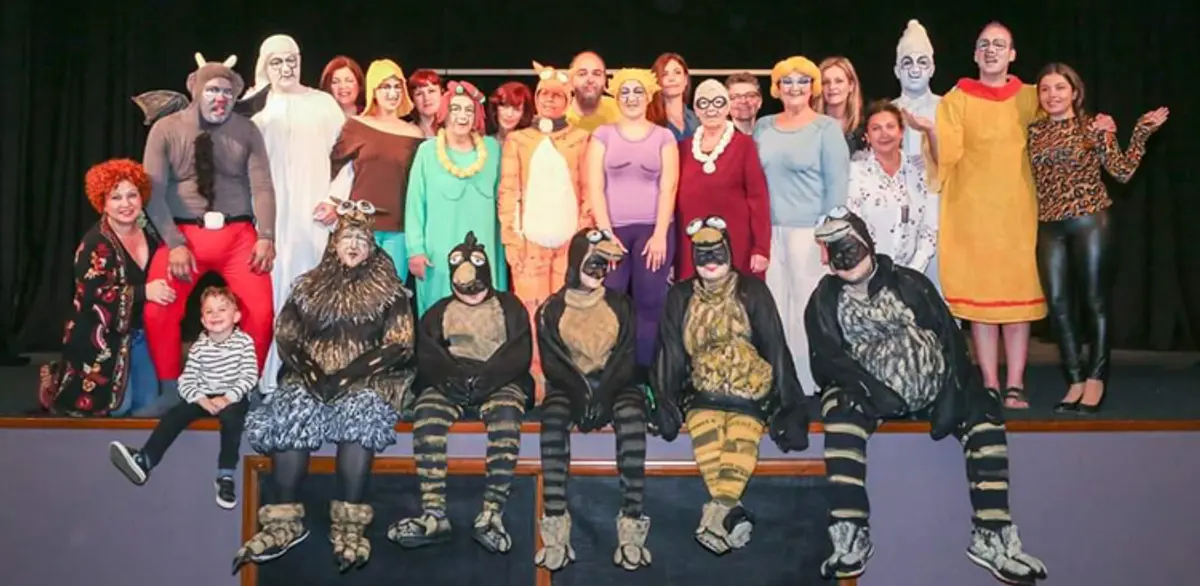 Λέρος: Με μεγάλη επιτυχία ολοκληρώθηκαν οι παραστάσεις του έργου «Ζωή μετά χαμηλών πτήσεων» από τη Θεατρική Ομάδα