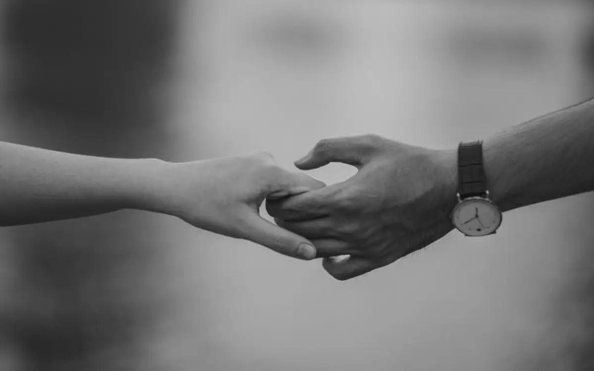 Τα 4 ζώδια που «κολλάνε» με κάποιον που δεν μπορούν να έχουν