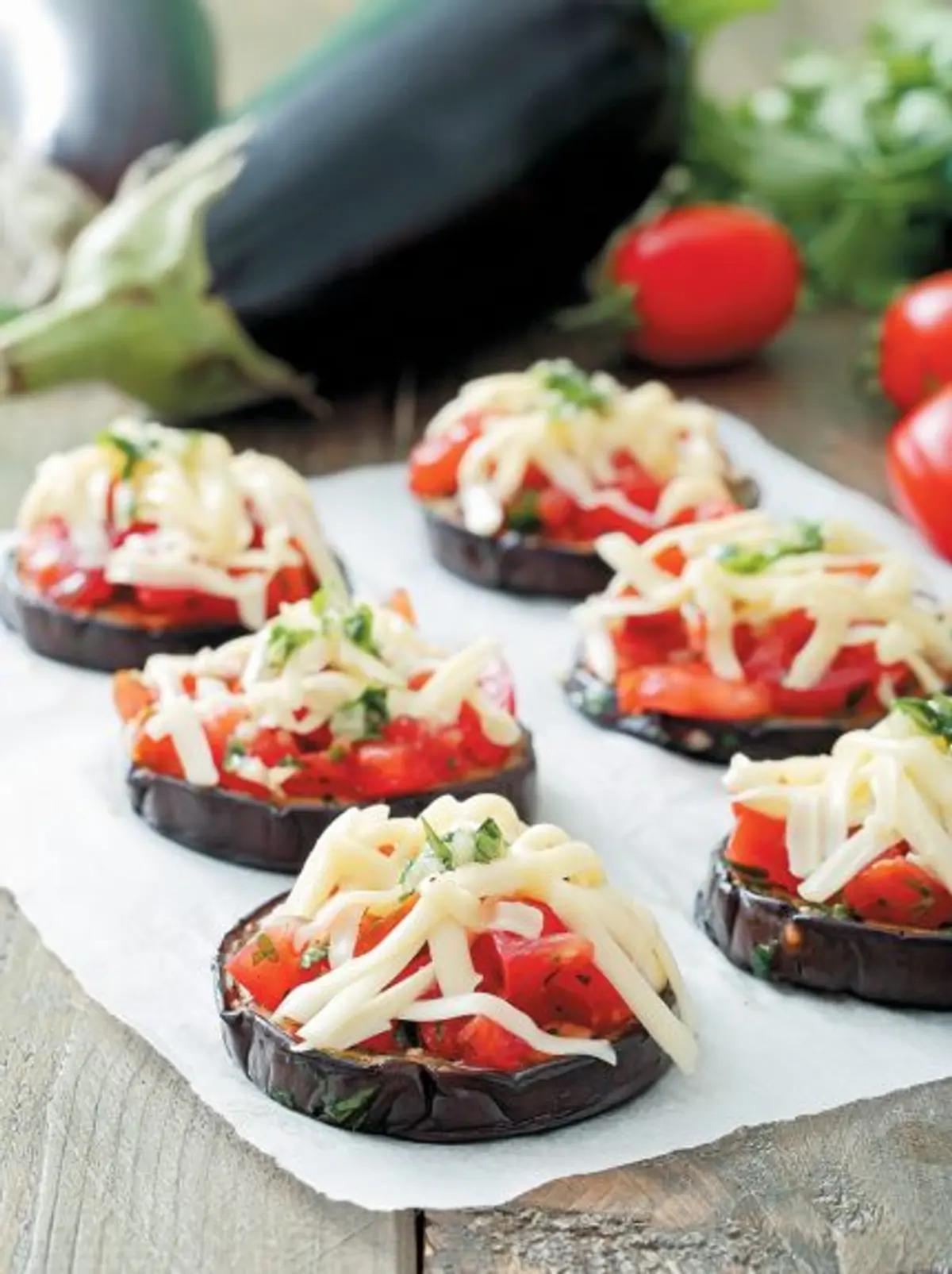 Συνταγή της ημέρας: Μελιτζάνες ψητές στο χαρτί με ντομάτα, βασιλικό και κασέρι