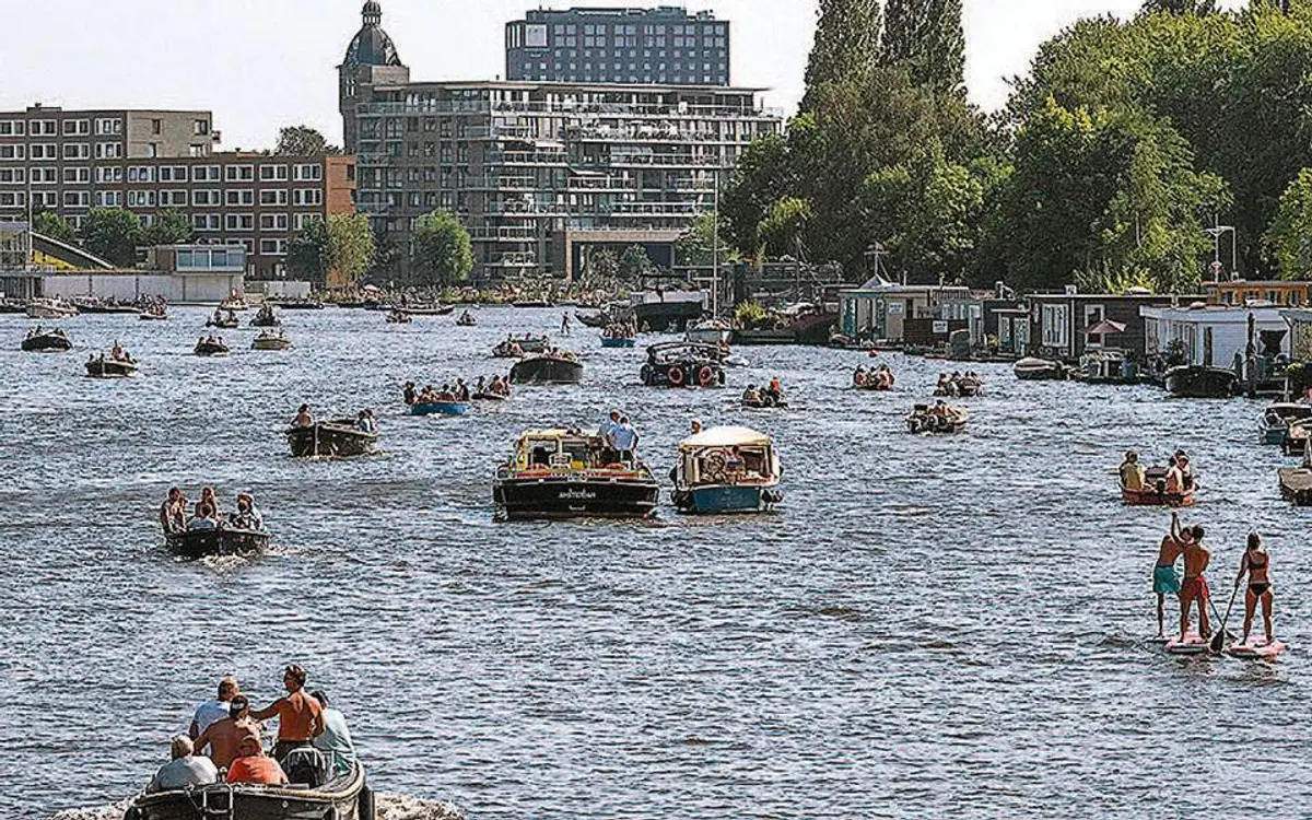 SOS εκπέμπει το Άμστερνταμ, που καταβυθίζεται