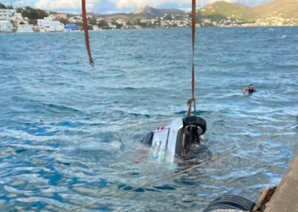 Λέρος: Πτώση οχήματος στη θάλασσα