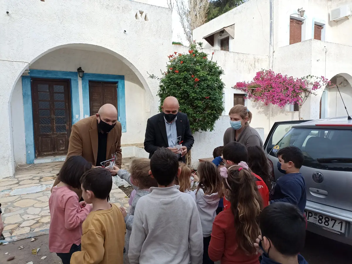 ΕΠΙΣΚΕΨΗ ΤΟΥ ΔΗΜΑΡΧΟΥ ΚΟΛΙΑ ΜΙΧΑΛΗ ΣΤΟΥΣ ΠΑΙΔΙΚΟΥΣ ΣΤΑΘΜΟΥΣ ΚΑΙ ΤΑ ΝΗΠΙΑΓΩΓΕΙΑ ΤΟΥ ΝΗΣΙΟΥ ΜΑΣ