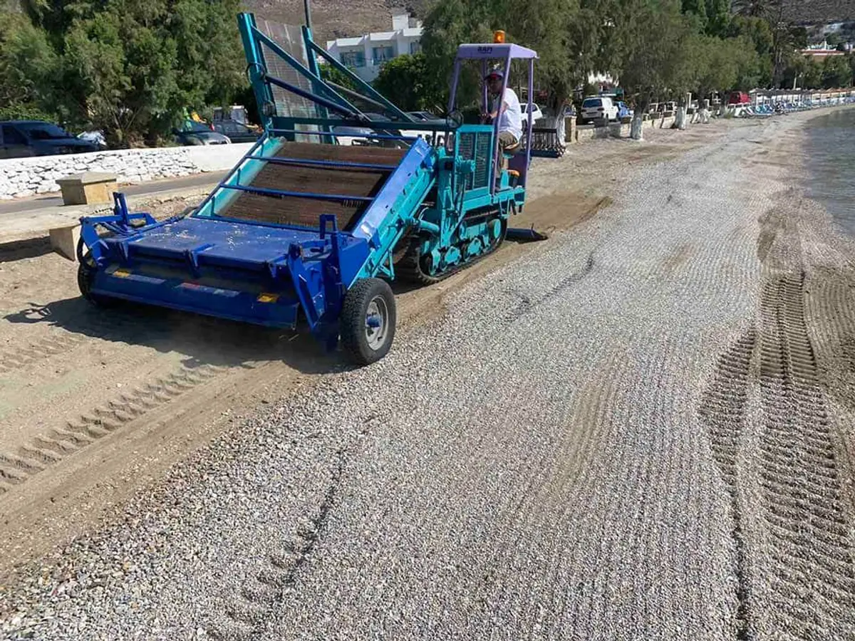Λέρος: Αναλαμβάνει δράση το μηχάνημα καθαρισμού των παραλιών