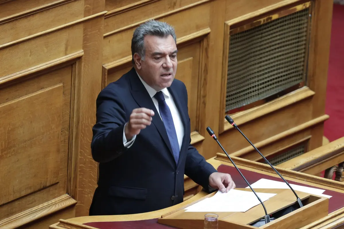 Παρέμβαση του Μάνου Κόνσολα για τους εργαζόμενους στο πρόγραμμα κοινωφελούς εργασίας στις κλειστές ελεγχόμενες δομές