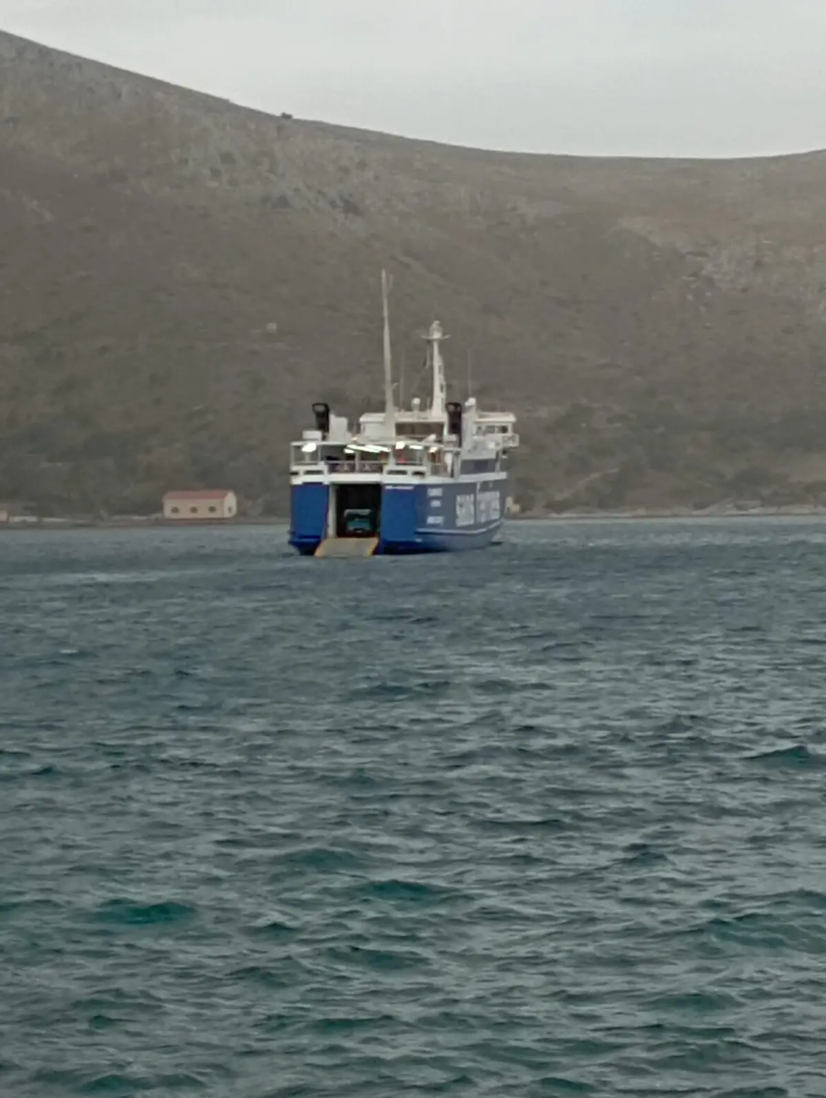 Με ανοιχτή μπουκαπόρτα μεσοπέλαγα το πλοίο “ΣΑΟΝΗΣΟΣ” εν πλω από Λέρο