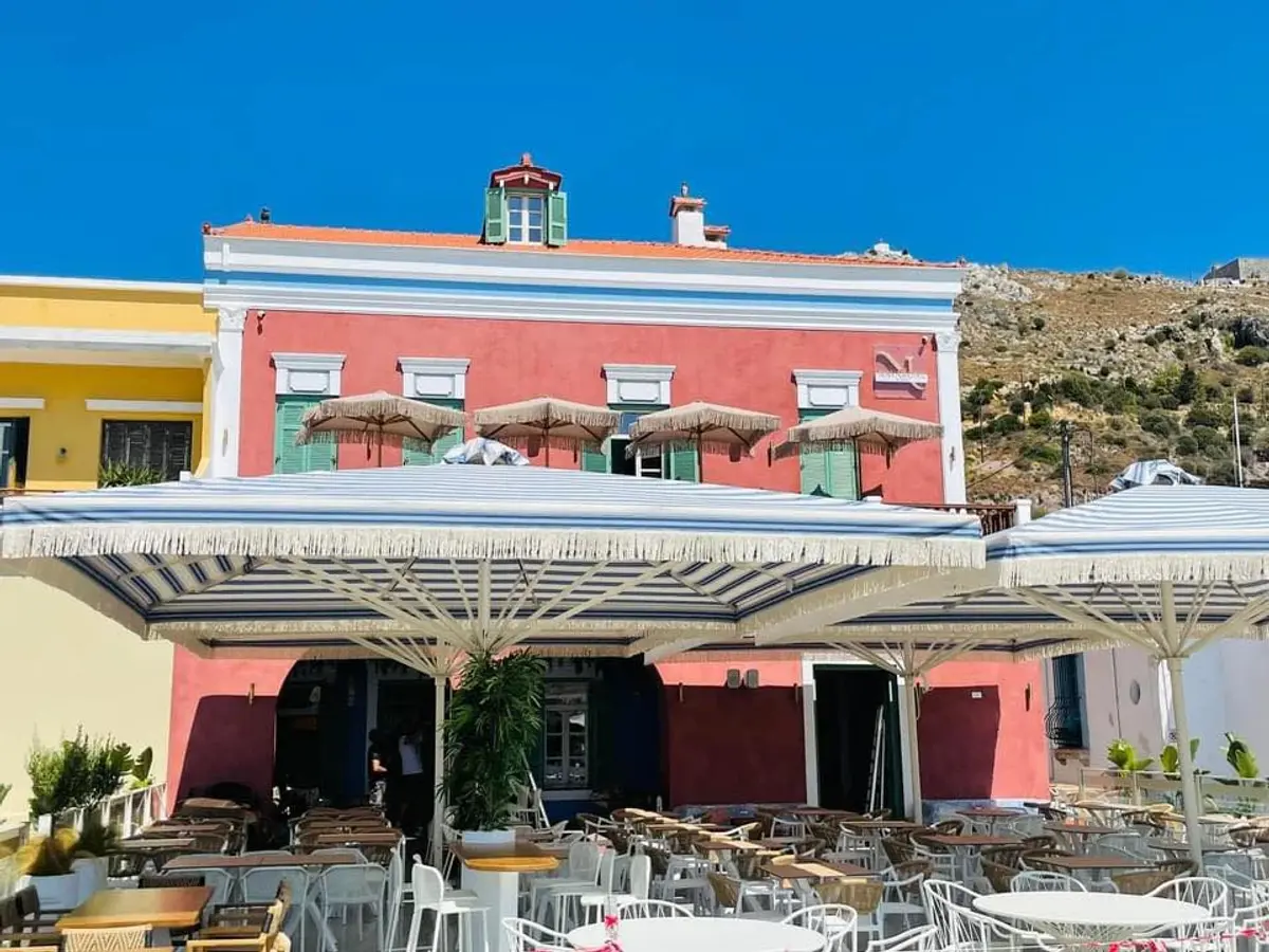 Λέρος: Πασχαλινό Ραντεβού Γεύσεων στο NAVARONE Estate – Με τον Γιάννη Μπαξεβάνη στην Κουζίνα!