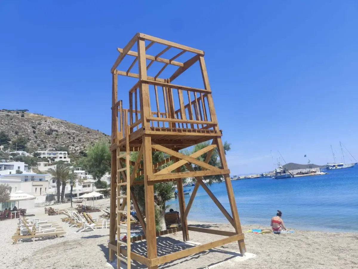 Leros: Lifeguard tower installed at Panteli