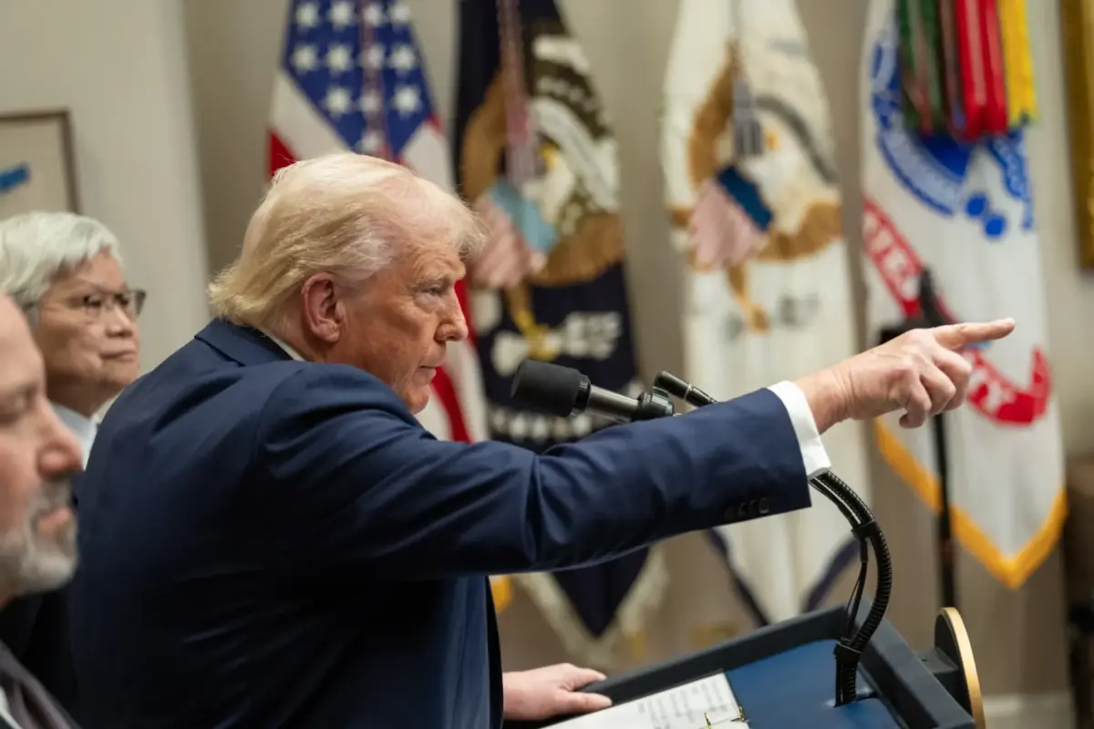 Ο Τραμπ σκέφτεται να πατήσει το «κουμπί» της εμπλοκής με το Ιράν