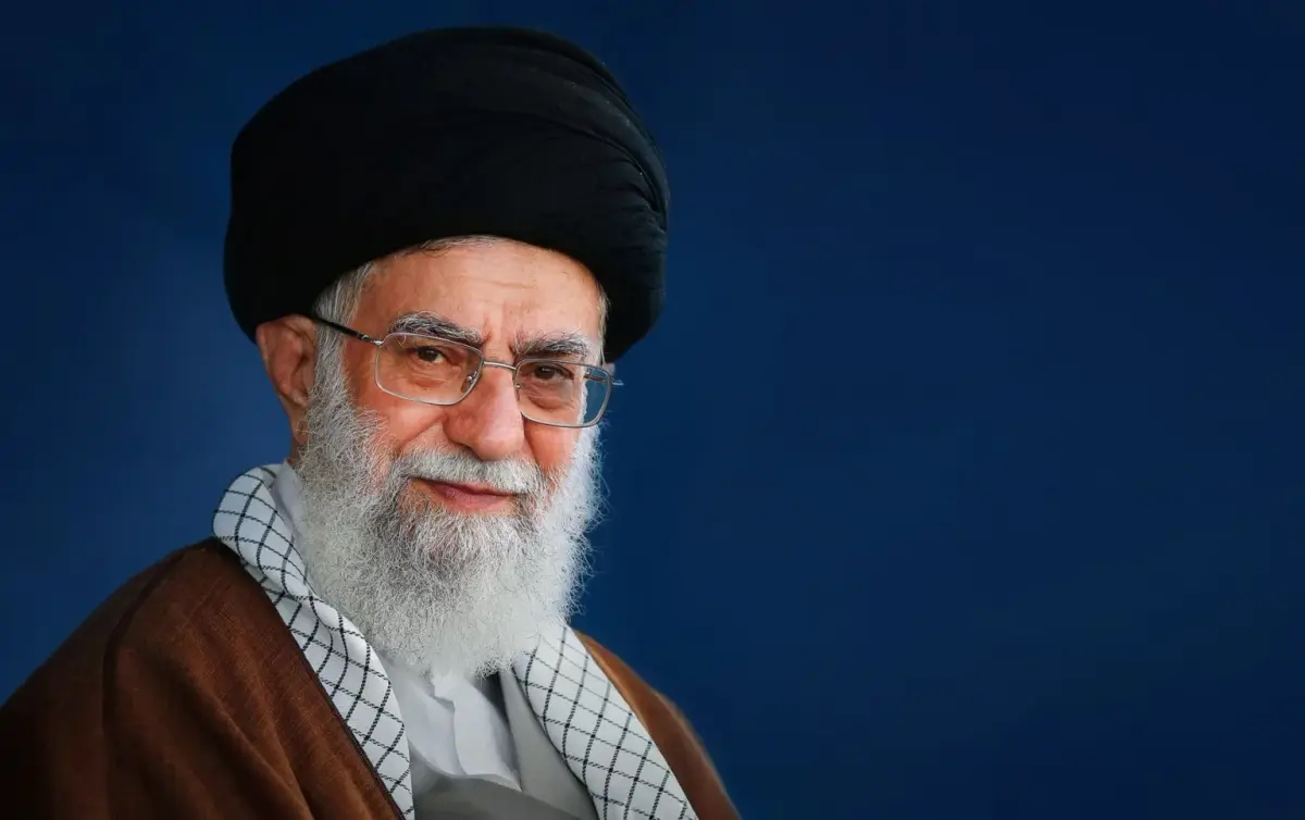 Ιράν: Ο Χαμενεΐ απειλεί να βυθίσει το αεροπλανοφόρο Lincoln – Κλείνει τα Στενά του Ορμούζ