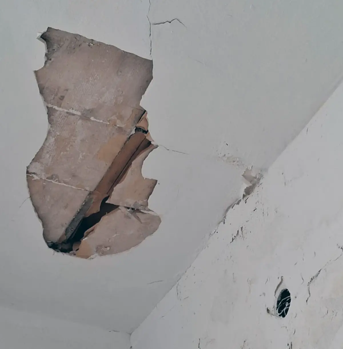 Λέρος: “Πτώση οροφής στο Οδοντιατρείο του Κρατικού Θεραπευτηρίου” καταγγέλλει η Ένωση Ιατρών