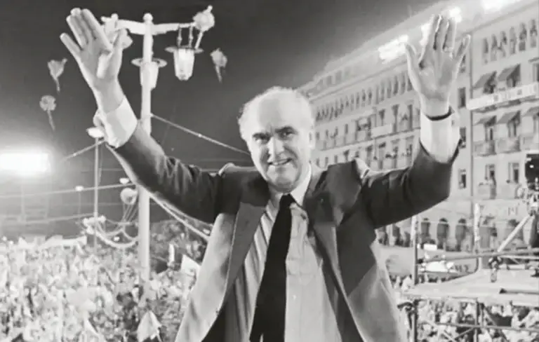 Σαν σήμερα 20 Απριλίου: Το «Τσοβόλα δώσ’ τα όλα» – Πώς γεννήθηκε η φράση που έγινε σύμβολο μιας εποχής