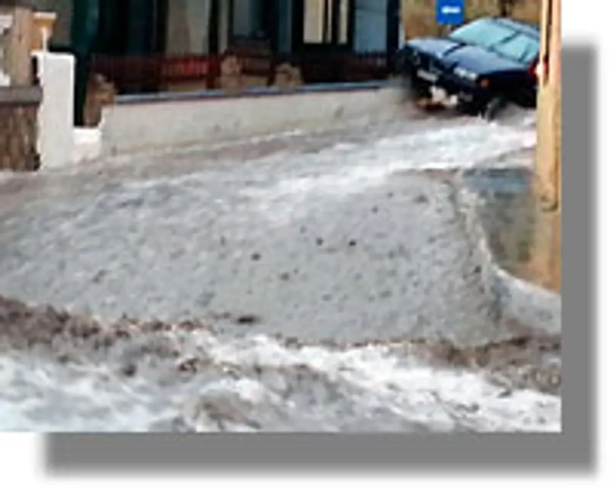 Παρασύρθηκαν οχήματα στη Λέρο από τη δυνατή βροχόπτωση!