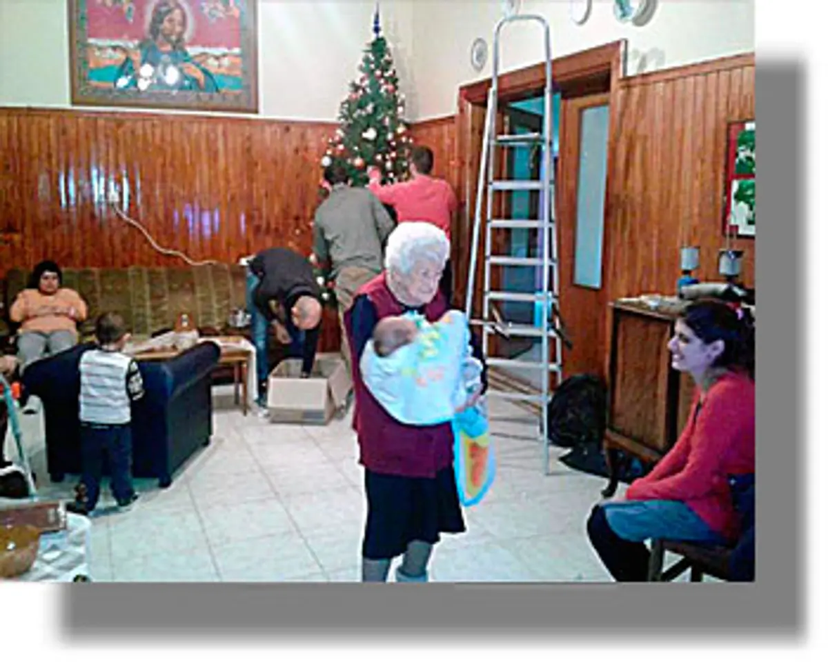 ΛΕΡΟΣ: Νέοι γονείς στόλισαν το χριστουγεννιάτικο δέντρο στο Ισιδώρειο Γηροκομείο!