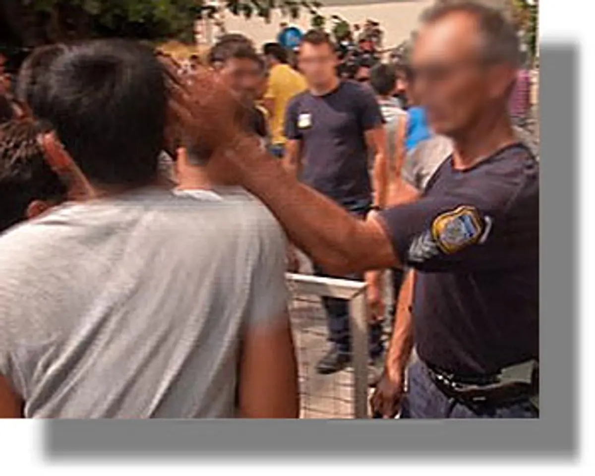 Σε διαθεσιμότητα αστυνομικός στην Κω που επιτέθηκε σε μετανάστη