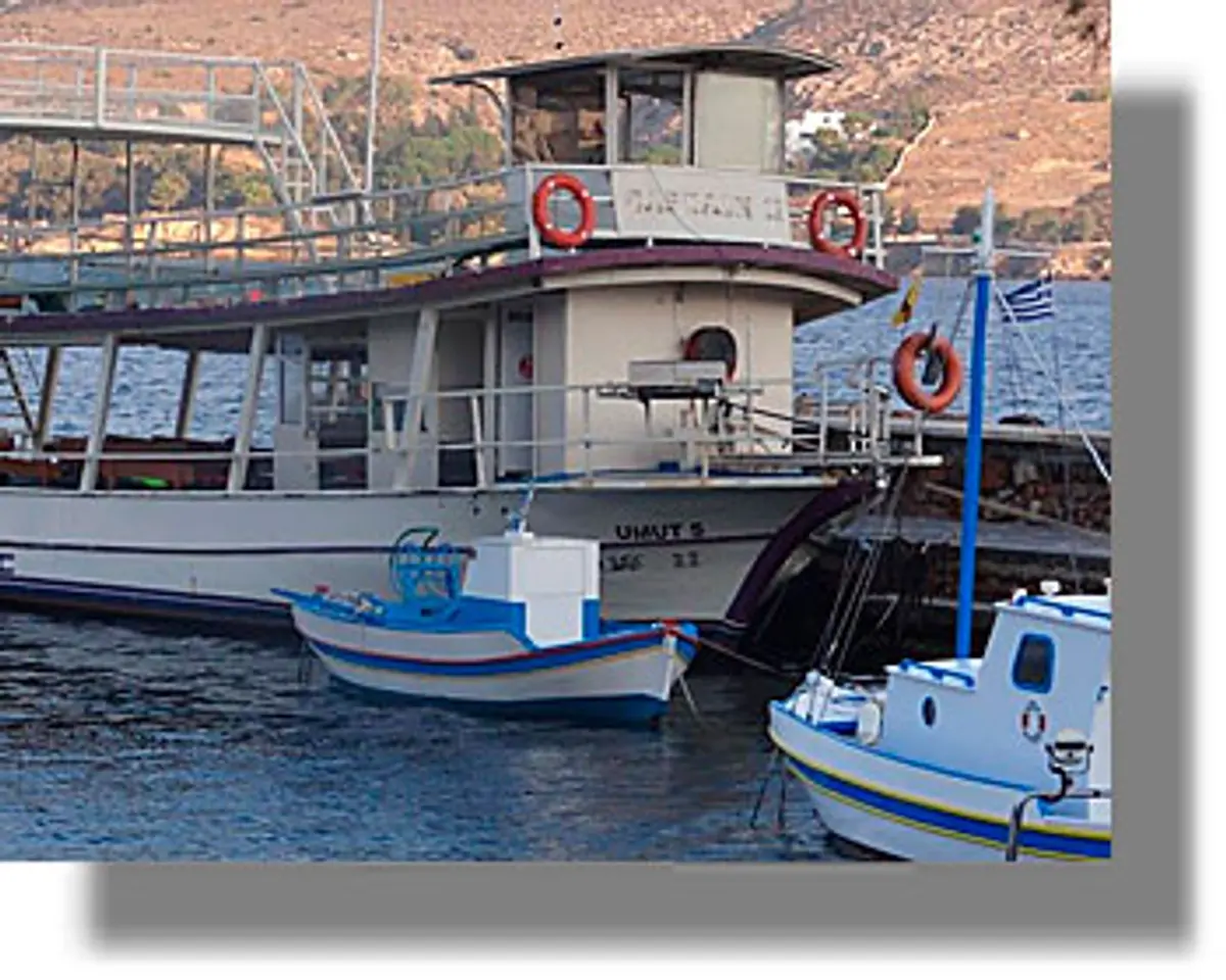 ΛΕΡΟΣ: Στην Αγ. Μαρίνα προσάραξε ξύλινο σκάφος με 225 μετανάστες