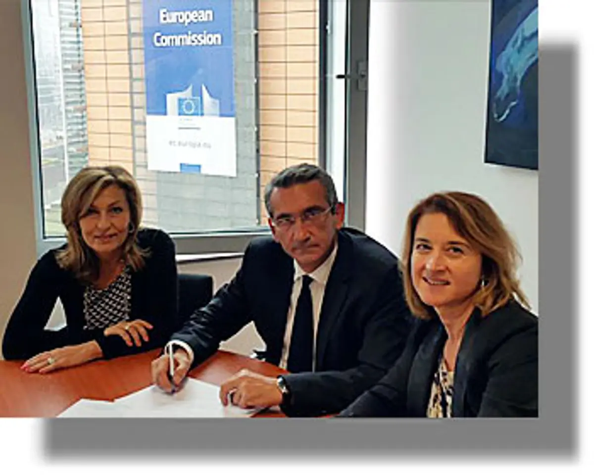 Υπεγράφη από τον Περιφερειάρχη το μισθωτήριο συμβόλαιο για το γραφείο της ΠΝΑΙ στις Βρυξέλλες