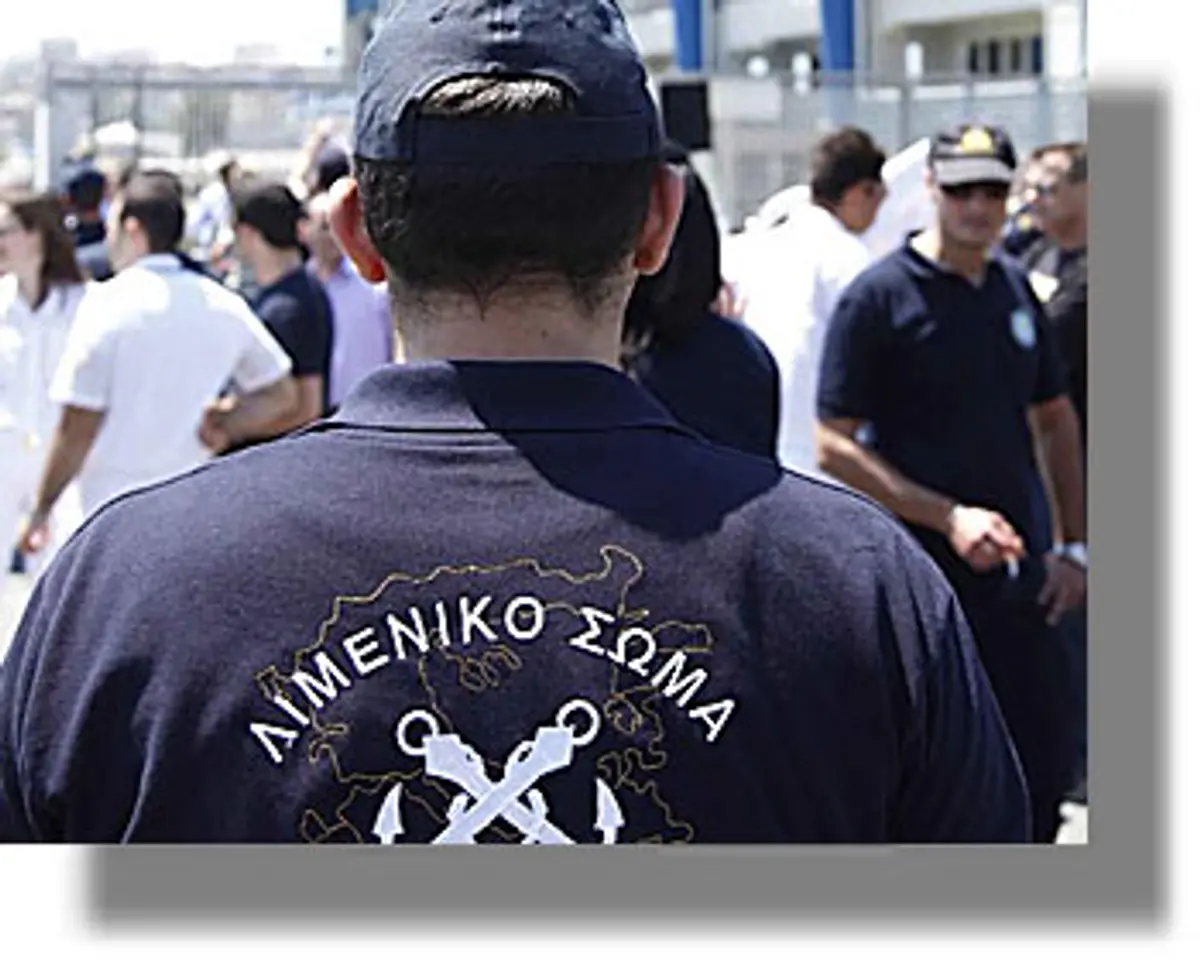 ΛΕΡΟΣ: Άνδρες του Λιμενικού επανέφεραν ανήλικο παιδί χωρίς τις αισθήσεις του σε επιχείρηση διάσωσης μεταναστών