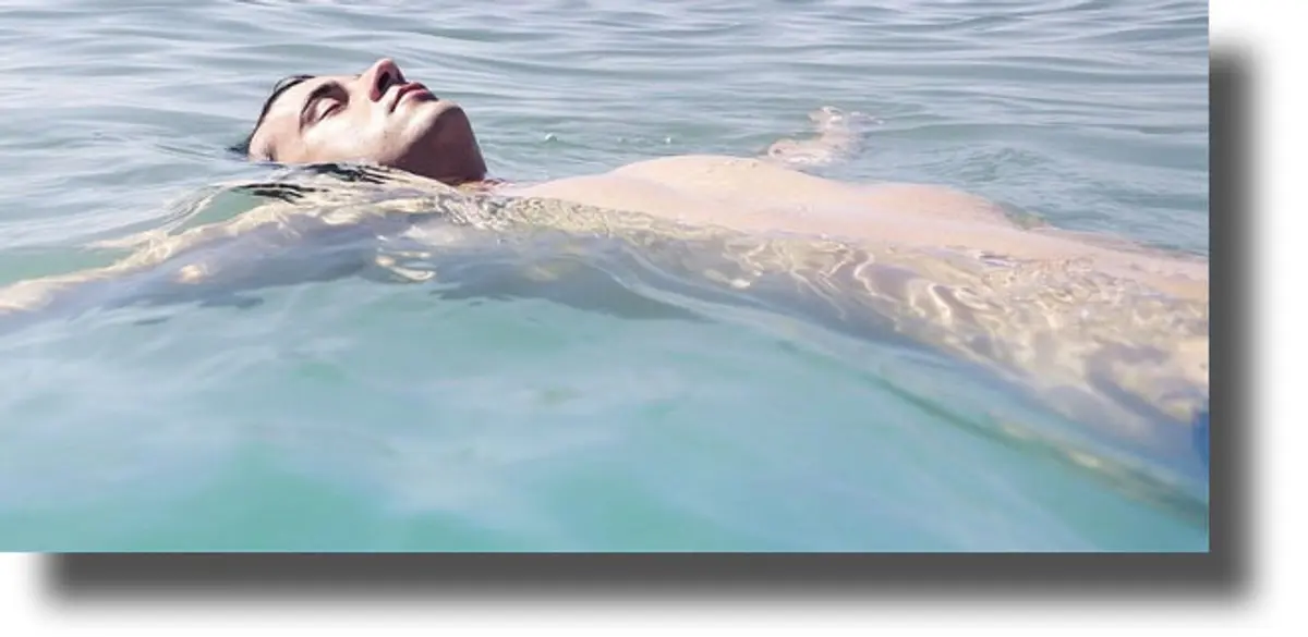 «Ξεκουραζόταν» στη θάλασσα και…τον πέρασαν για πεθαμένο!