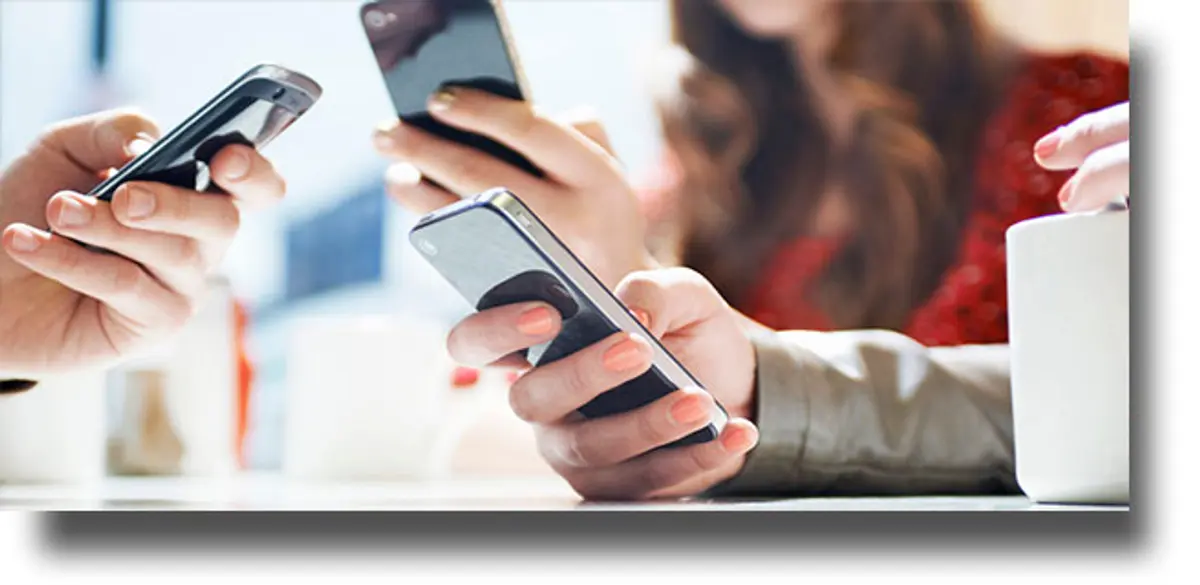 Μακριά από τα παιδιά και το ανθρώπινο σώμα τα κινητά: Τι προειδοποιούν οι ειδικοί