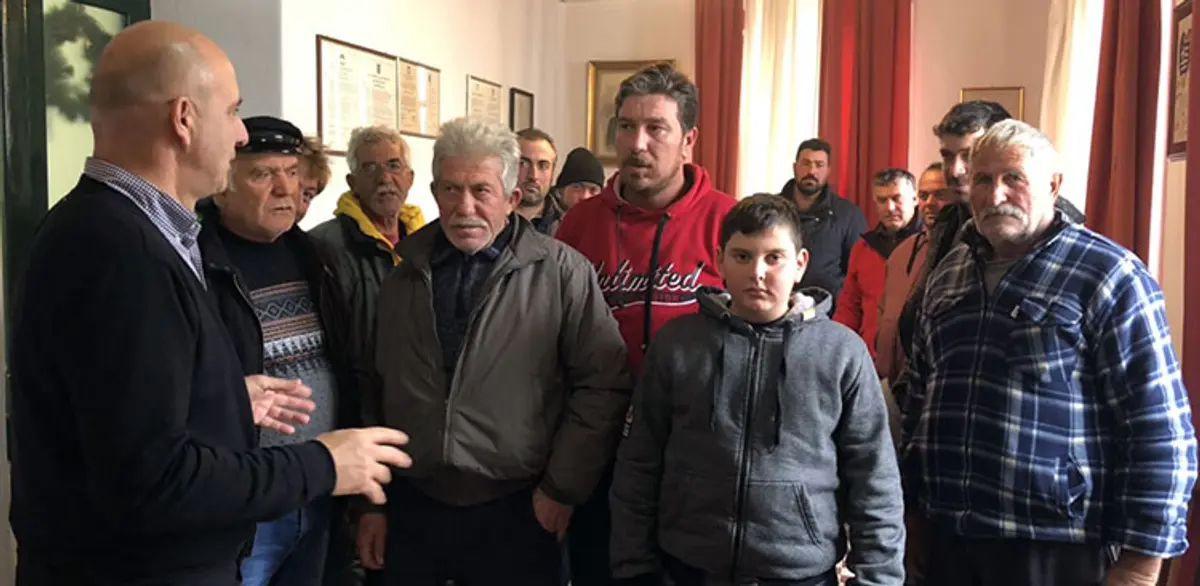 Λέρος: Υπό κατάληψη το Δημαρχείο από αγανακτισμένους αλιείς – Τους αφαίρεσαν τις άδειες