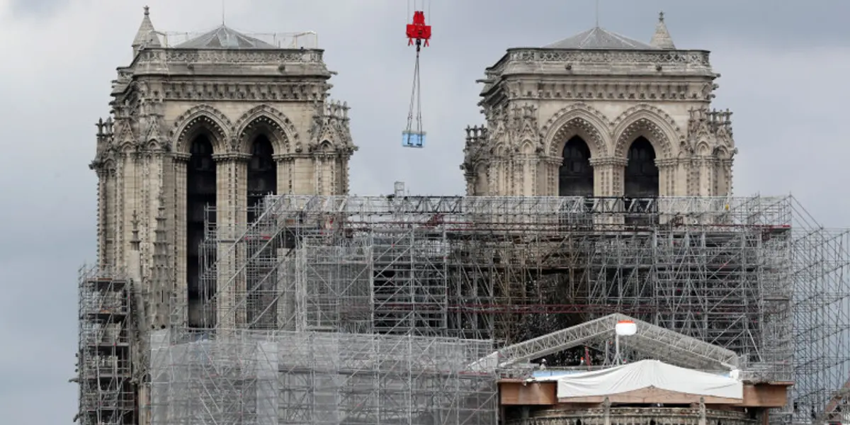 Γαλλία: Η Παναγία των Παρισίων θα ξαναχτιστεί όπως ήταν πριν από την πυρκαγιά -Στην παλιά της αίγλη