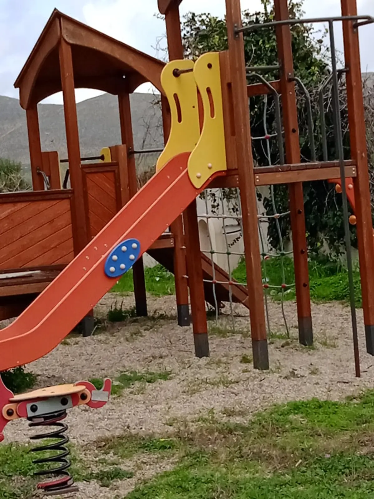 Λέρος: Βανδαλισμός σε παιδικές χαρές του νησιού