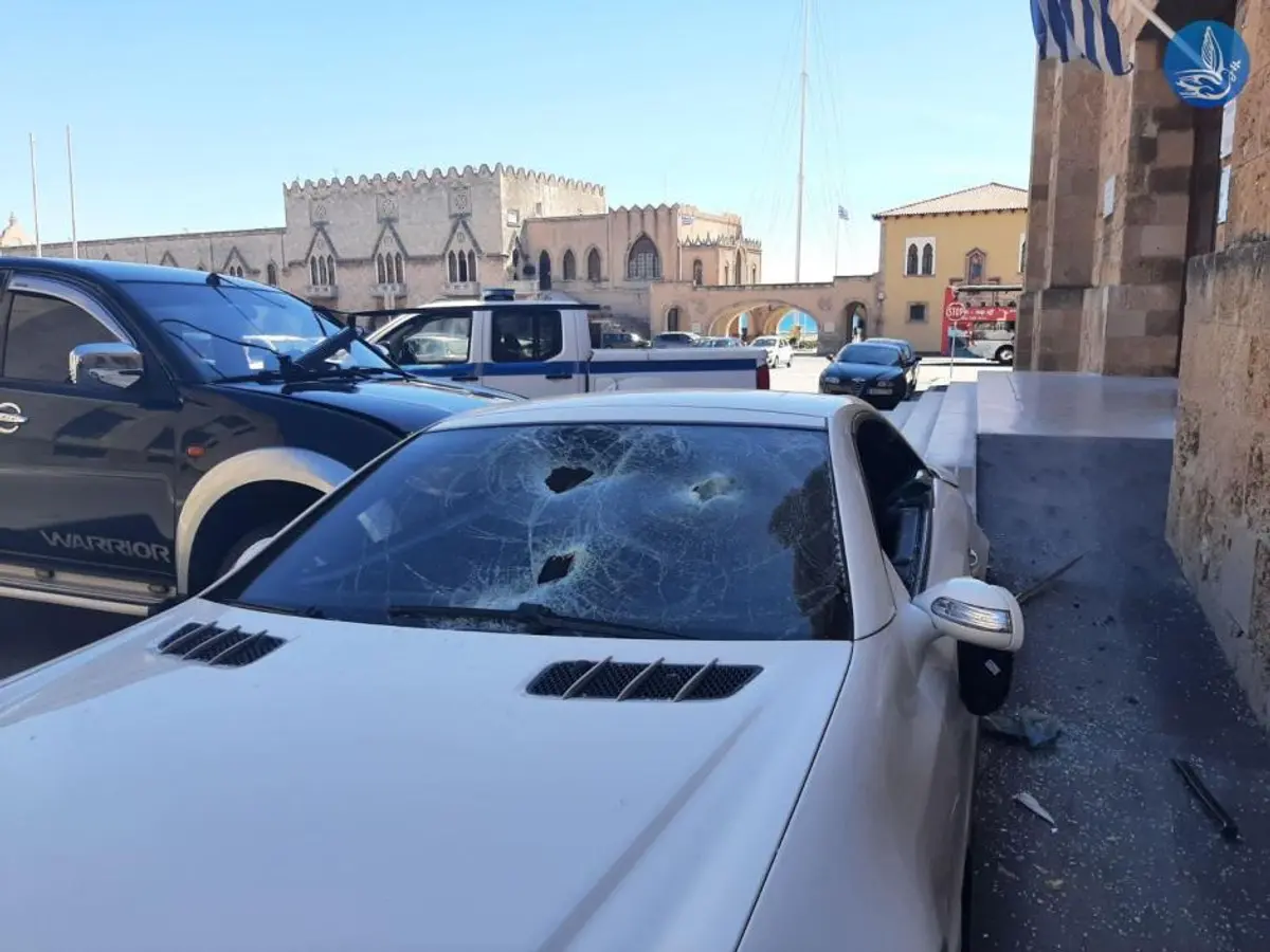 Υπαστυνόμος Β’ κατέστρεψε το αυτοκίνητο του Αστυνομικού Διευθυντή της Α’ Αστυνομικής Διεύθυνσης Δωδεκανήσου