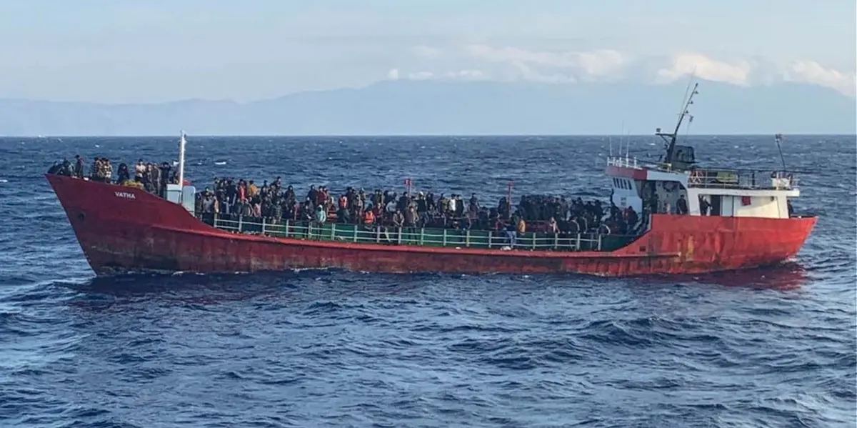 Ολοκληρώθηκε η διάσωση 382 αλλοδαπών – Στη Λέρο το φορτηγό πλοίο που τους μετέφερε