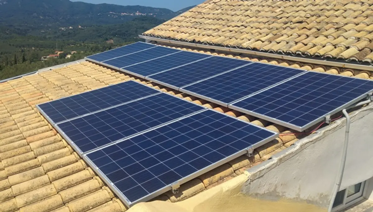 Φωτοβολταϊκά στη στέγη: Οφέλη και παγίδες – Τι ισχύει για ενοικιαστές και εξοχικά