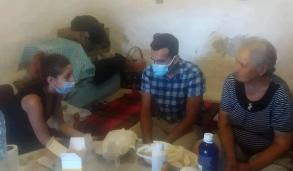 Λέρος: Κλιμάκιο ιατρών του νοσοκομείου επισκέφθηκε στην Κίναρο την κυρά Ρηνιώ