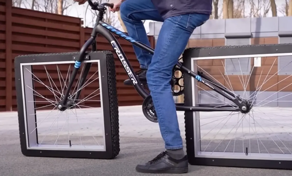 Ένα ποδήλατο με τετράγωνες ρόδες δια χειρός…YouTuber