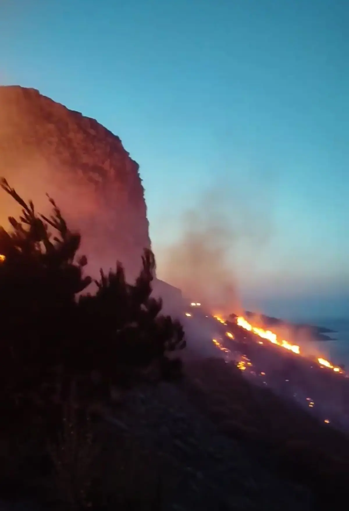 Λέρος: Πυρκαγιά στην Περιοχή του Κάστρου
