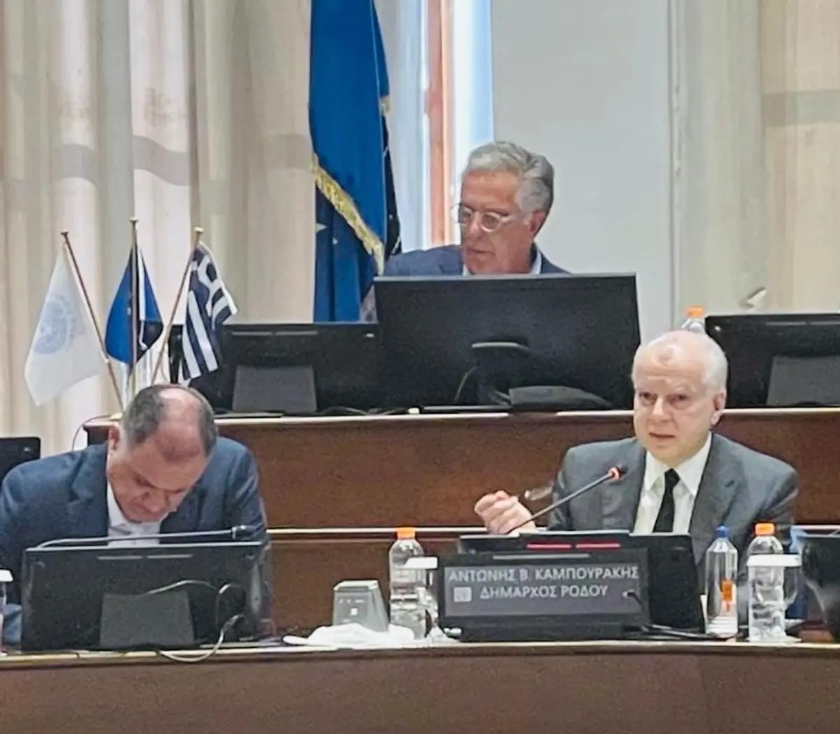 Ο Βασίλης Α. Υψηλάντης στη συζήτηση για τις πυρκαγιές στο Δημοτικό Συμβούλιο Δήμου Ρόδου και στις θρησκευτικές τελετές για τον προστάτη της Μεσαιωνικής Πόλης Ρόδου Άγιο Φανούριο