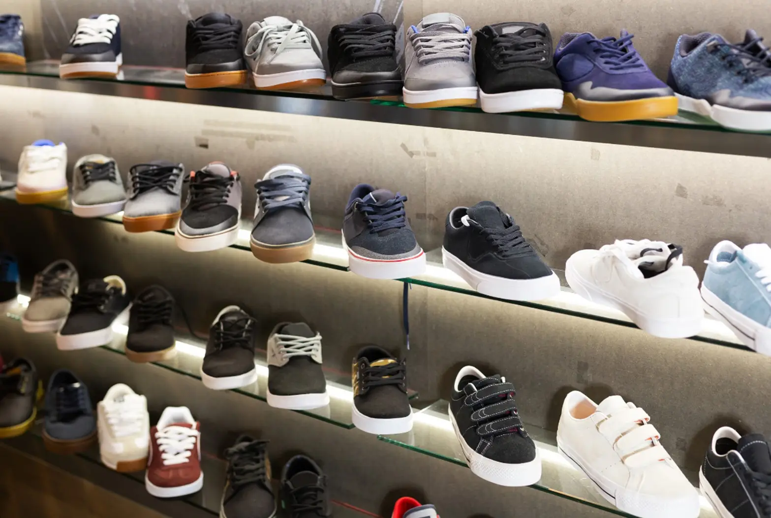 Chunky και Retro Sneakers: Οι Τάσεις που Επιστρέφουν Δυναμικά